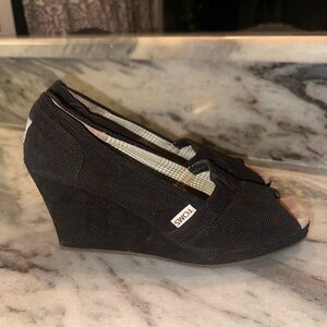 TOMS Size 8 Women’s Black Peep-Toe Corduroy Wedges
